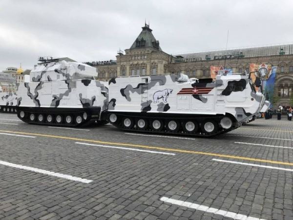 Паровой транспортер едет по Африке, а сверхдлинный современный танк может ехать по тундре